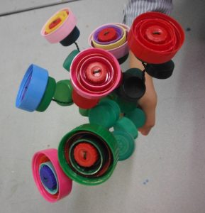 creation-facile-a-faire-fleur-en-bouchons-recyclage-artistique-par-les-enfants-par-mimi-vermicelle